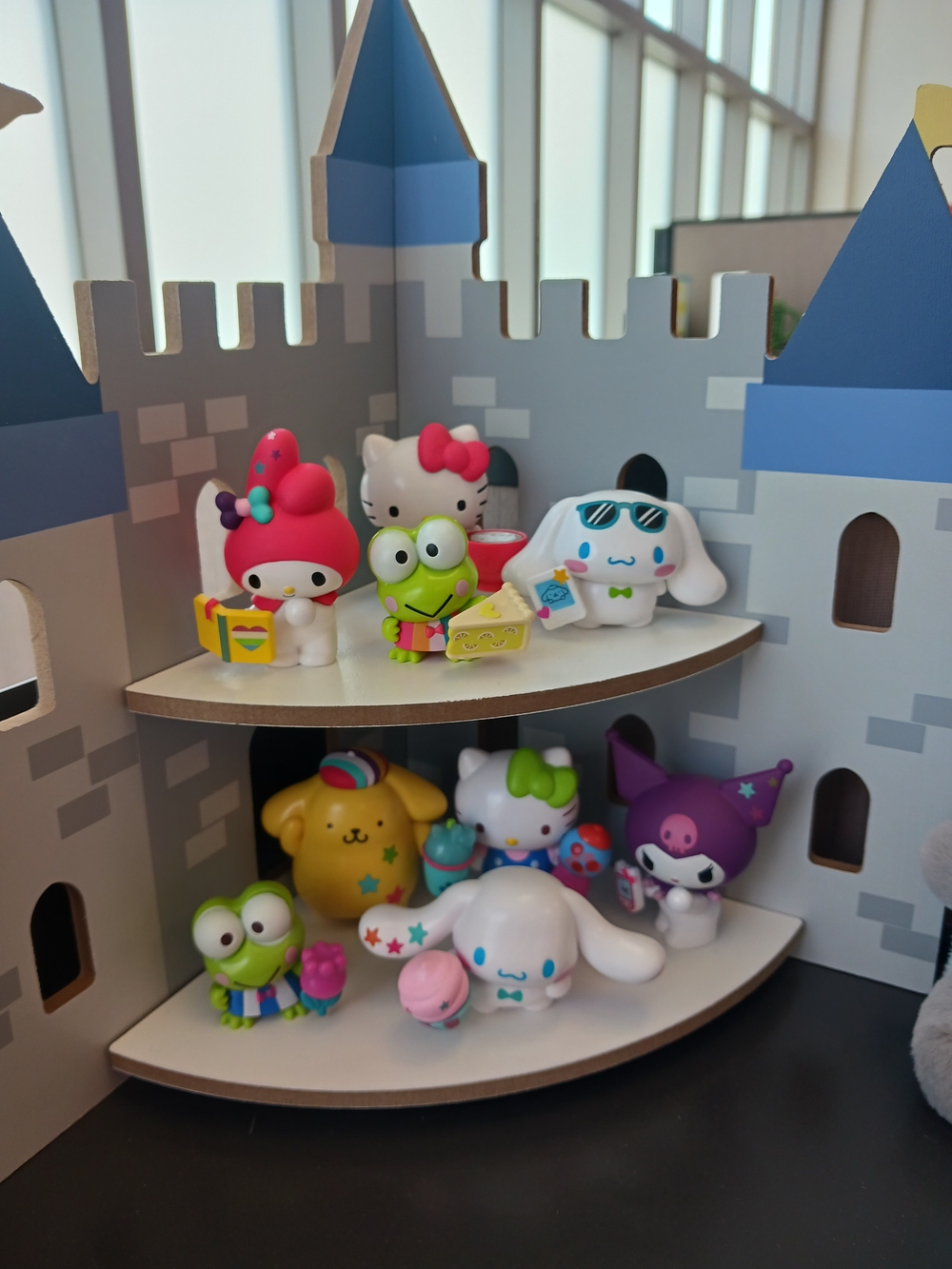 Lot Of 9 Sanrio Mini Figures Hello Kitty Keroppi Cinnamoroll With Display Castle